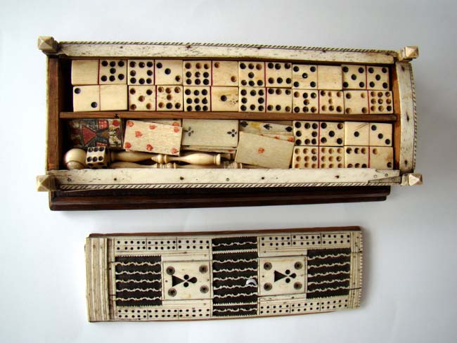 A fine Napoleonic Prisoner-Of-War Bone Games Box circa 1795-1815 — image 2